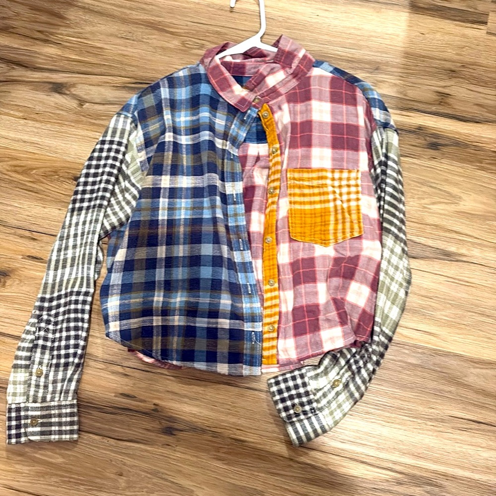 American Eagle women’s cropped flannel